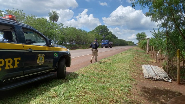 Em apoio à Justiça, PRF auxilia DNIT em reintegração de posse às margens da BR-060.