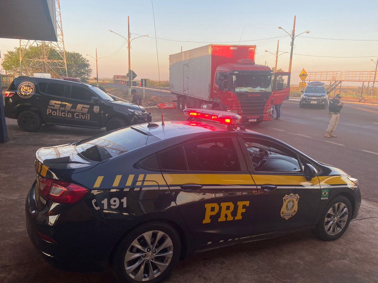 PRF e PC recuperam carreta de motorista vítima de sequestro em São Paulo