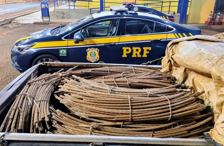 PRF apreende cerca de 700 kg de fios de alumínio roubados e prende autores em Rio Brilhante (MS)