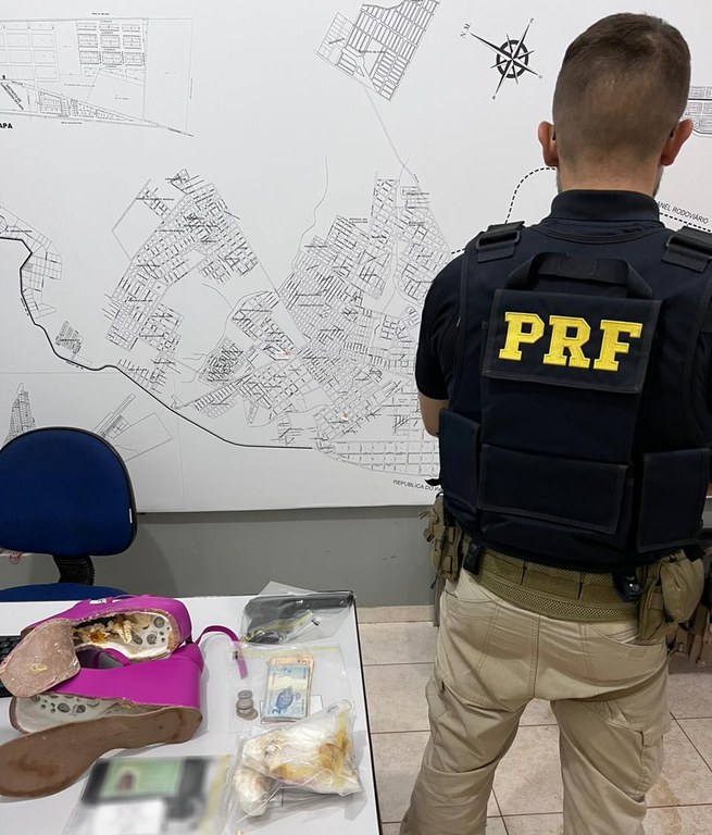 PRF apreende pistola e cocaína escondidos em sandália em Ponta Porã (MS)