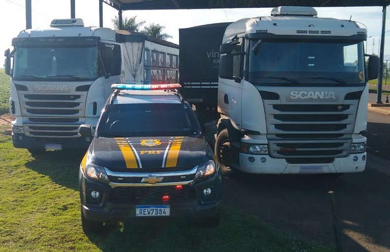 PRF do Paraná apreende carreta arqueada de caminhoneiro que anda
