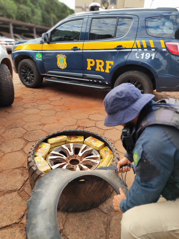 PRF apreende 51,2 Kg de cocaína no estepe de uma caminhonete em Campo Grande (MS)