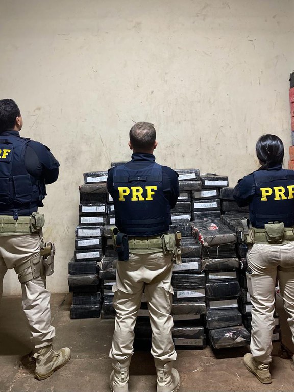 PRF apreende 1,2 tonelada de maconha e contrabando em Campo Grande (MS)