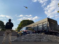 Com apoio aéreo, PRF apreende 463 Kg de cocaína em Dourados (MS)