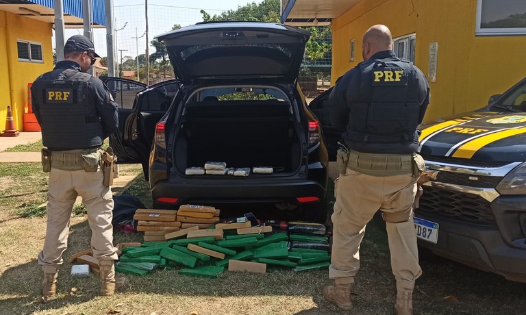 PRF apreende 145 Kg de maconha, skunk e uma pistola em Três Lagoas (MS).jpg