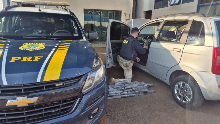 PRF apreende 40 Kg de maconha em Ivinhema (MS).jpg