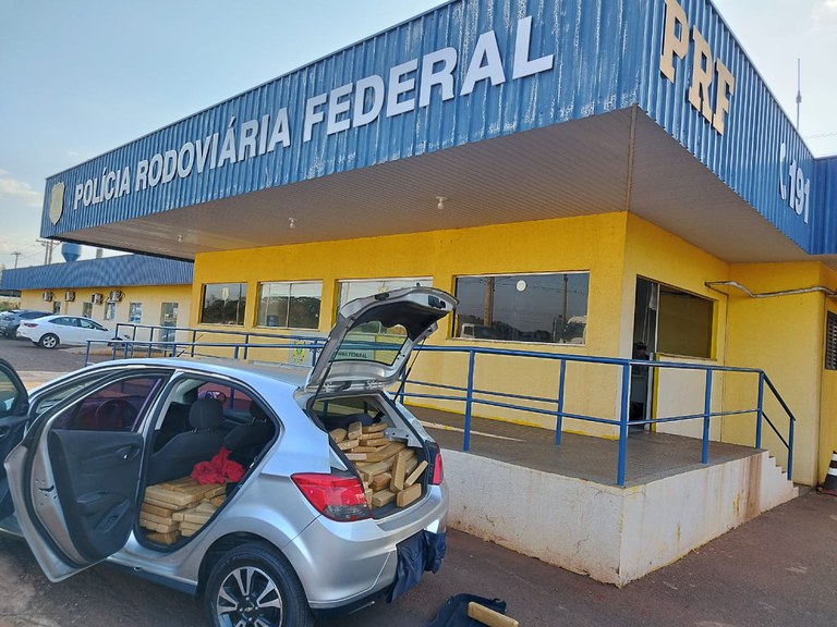 PRF apreende 551 de maconha e recupera veículo em Dourados (MS).jpg