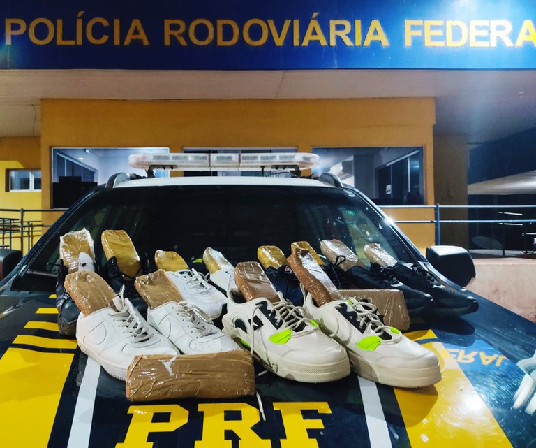 PRF apreende cocaína em tênis de cinco pessoas em Miranda (MS).jpg