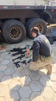 PRF apreende 1,2 tonelada de maconha, fuzis, pistolas e munições em Santa Rita do Pardo (MS)