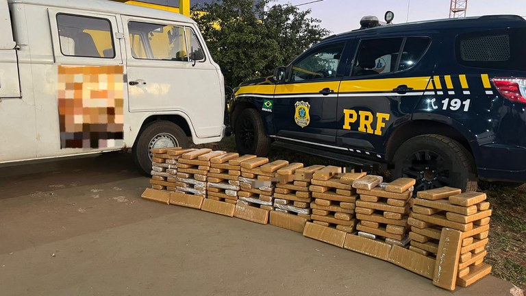 PRF apreende 180 Kg de maconha em Bandeirantes (MS).jpg