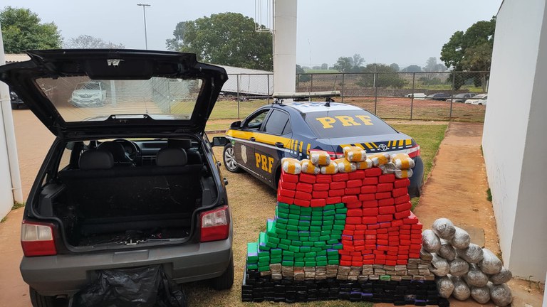 PRF apreende 293 Kg de maconha e skunk em Brasilândia (MS)