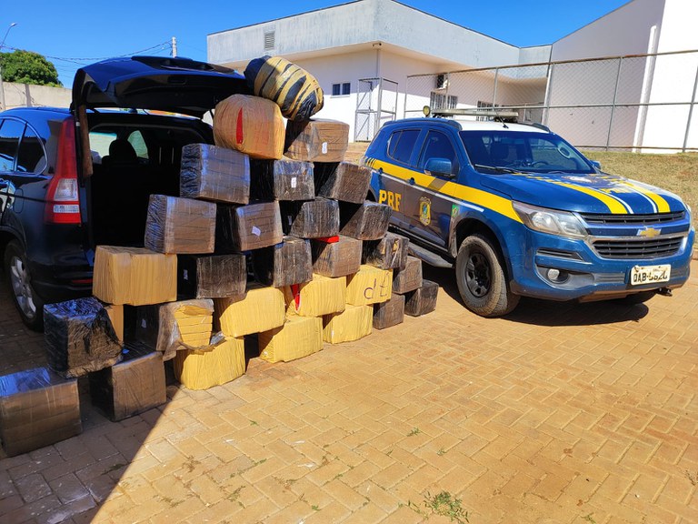 PRF apreende 515 kg de maconha e skunk em Brasilândia (MS)