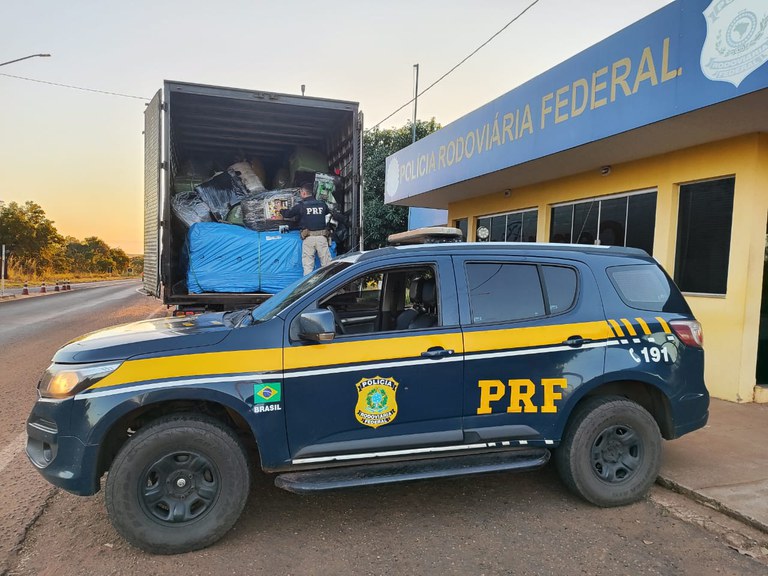 PRF apreende carga de mercadorias em Água Clara (MS)