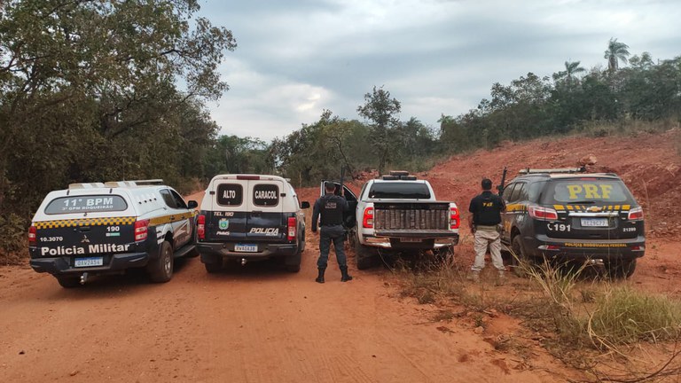 PRF e PM apreendem 1.667 Kg de maconha e recuperam caminhonete em Jardim (MS)