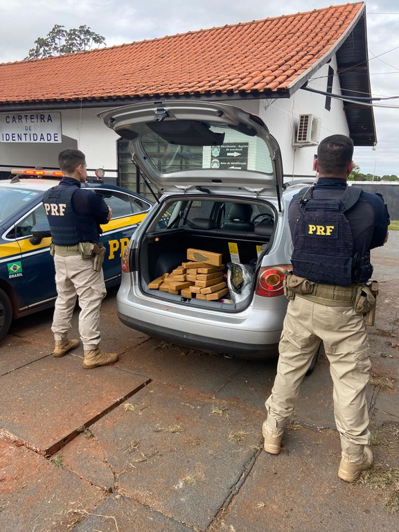 PRF apreende 47,1 kg de maconha e skunk em Caarapó (MS)