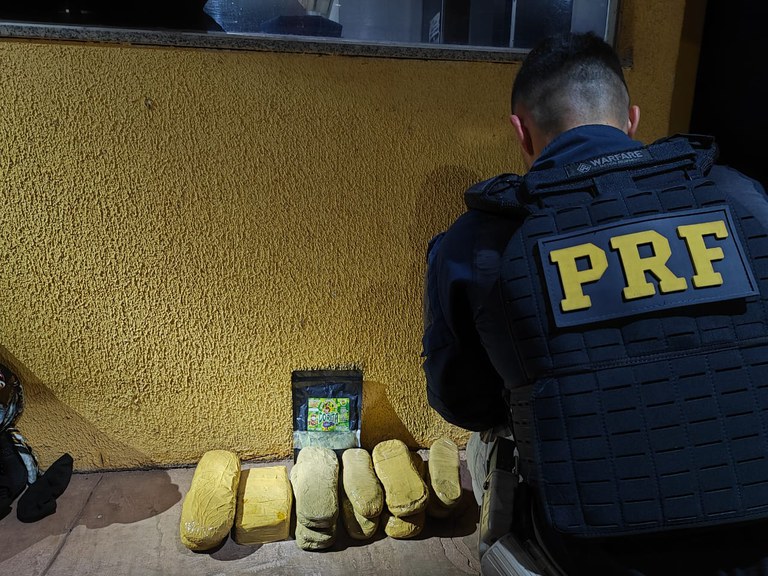 PRF apreende cocaína dentro de calçados de passageiros de ônibus em Miranda (MS)