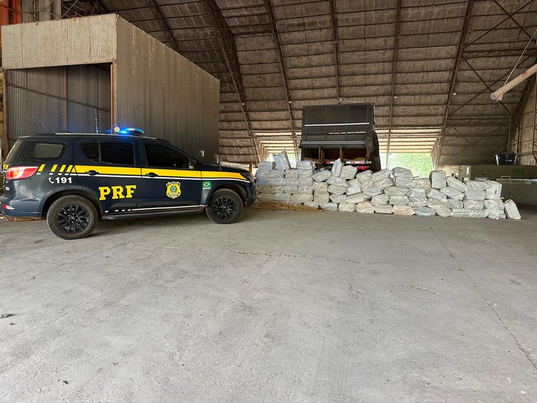 PRF apreende 1,9 tonelada de maconha em Campo Grande (MS).jpg