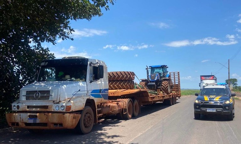 PRF apreende carreta adulterada em Nova Andradina (MS).jpg