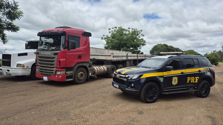 PRF recupera dois caminhões em Ivinhema (MS).jpg