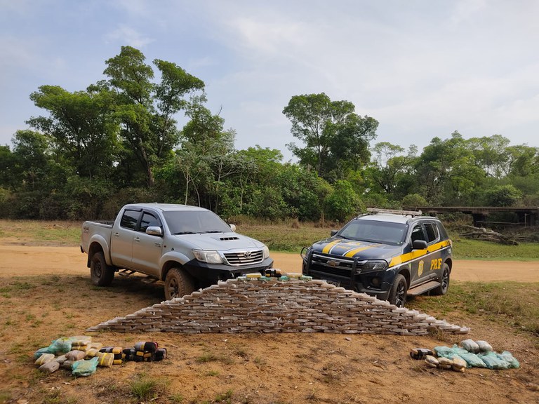 PRF apreende 213 Kg de cocaína em Rio Negro (MS).jpg