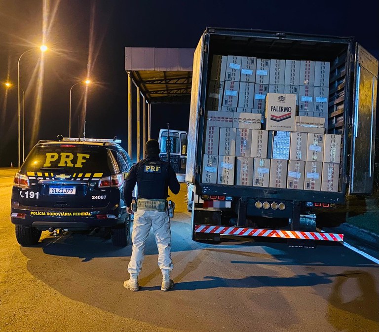 PRF apreende 250 mil maços de cigarros em Eldorado (MS).jpg