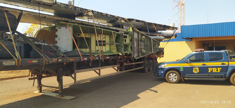 PRF flagra carreta transportando fuselagem de aeronave de forma irregular na BR-267