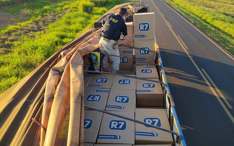 PRF apreende 600 mil maços de cigarros contrabandeados em Eldorado (MS)