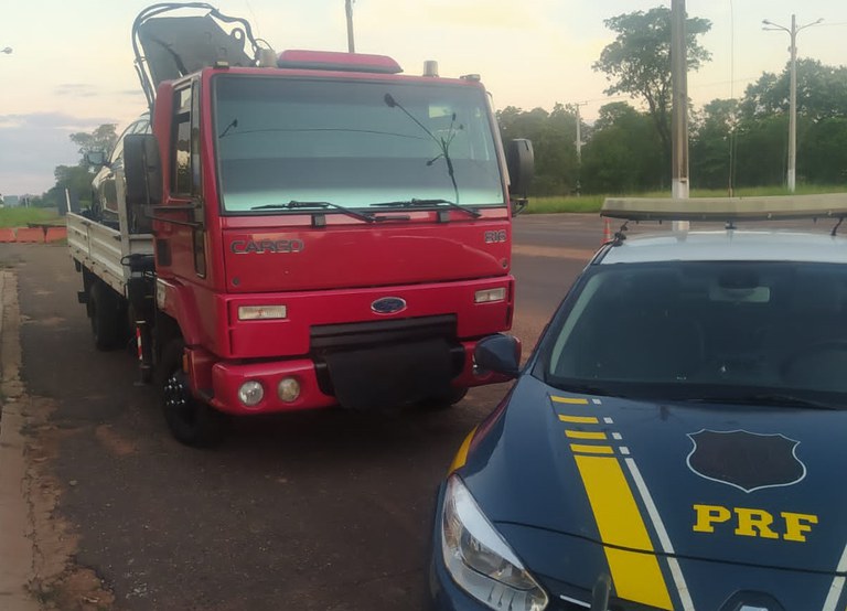 PRF apreende em Água Clara (MS) caminhão com placas clonadas