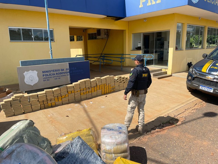 PRF apreende em Água Clara (MS) 267,1 Kg de cocaína e diversos fardos de produtos contrabandeados