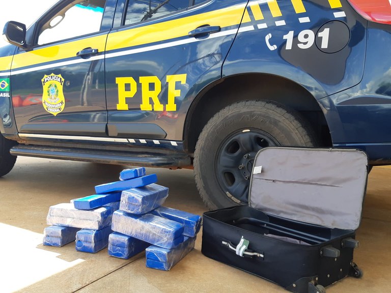 PRF apreende 23 Kg de maconha com passageira de ônibus em Três Lagoas (MS)