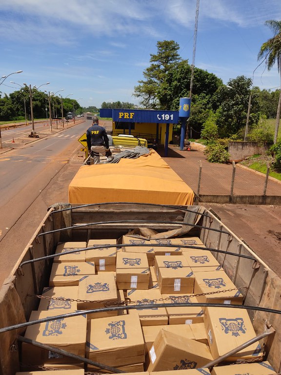 PRF apreende cerca de 375 mil maços de cigarro em Rio Brilhante (MS)