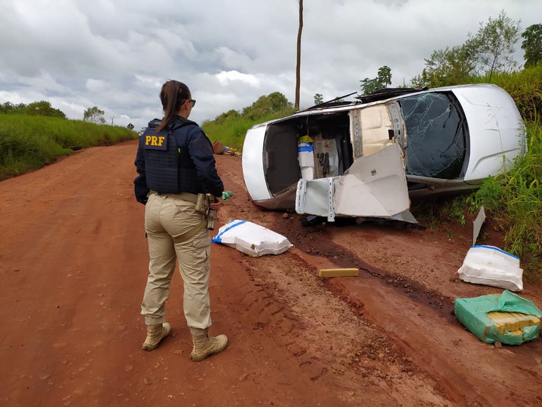 PRF apreende 796 Kg de maconha após motorista tentar fugir na BR-163