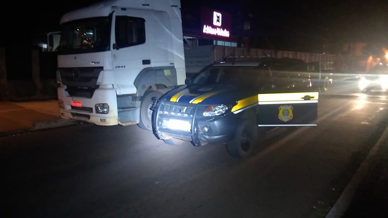 PRF recupera em Ponta Porã (MS) caminhao roubado em São Paulo