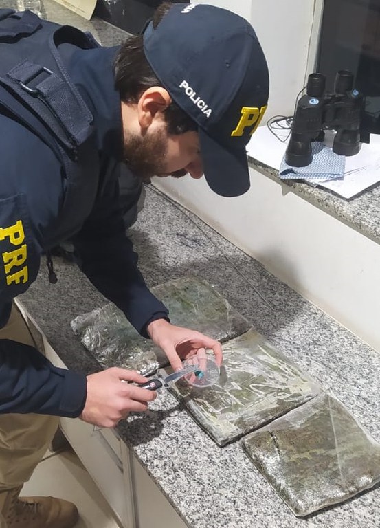 PRF apreende 2,5 Kg de pasta base de cocaína com passageiro de ônibus em Miranda (MS)