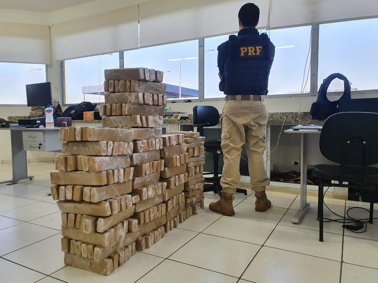 PRF apreende 251 Kg de maconha em Eldorado (MS)