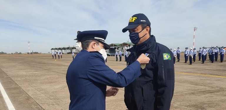 Superintendente da PRFMS recebe medalha Mérito Santos-Dumont em Campo Grande (MS)2