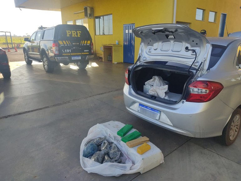 PRF apreende 101 Kg de maconha, 3 Kg de skunk e recupera veículo em Naviraí (MS)