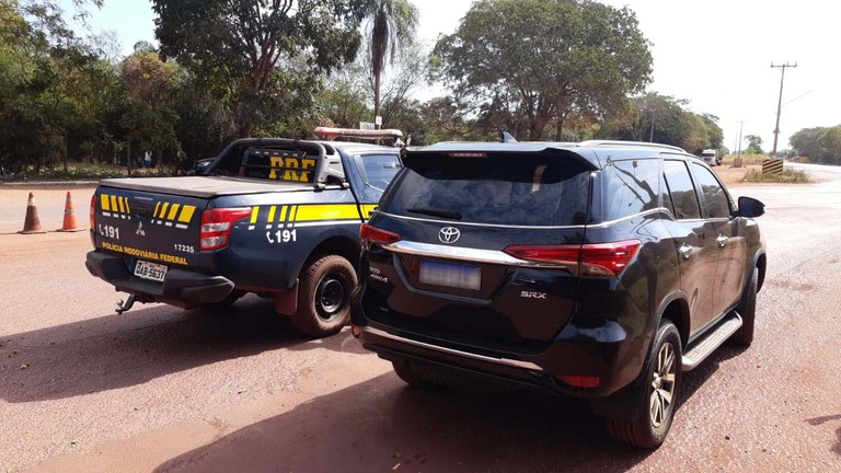 PRF e Polícia Civil recuperam veículo de luxo em Corumbá (MS)