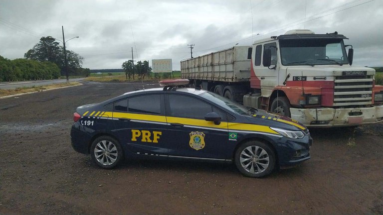 PRF recupera carreta em Ponta Porã (MS)