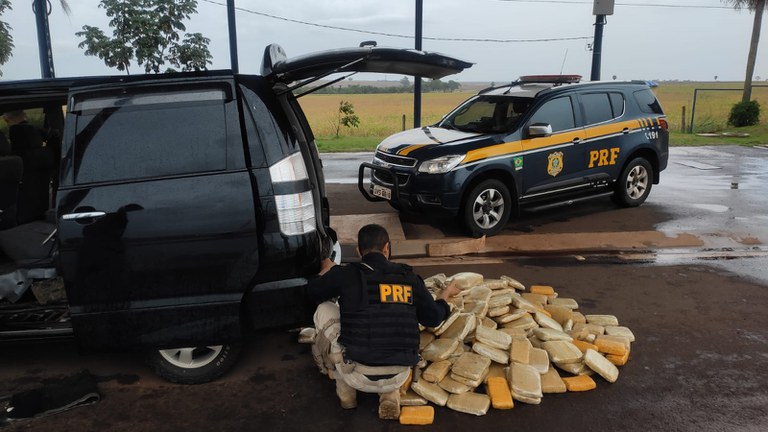 PRF apreende 250 Kg de maconha e prende sete pessoas em Caarapó (MS)