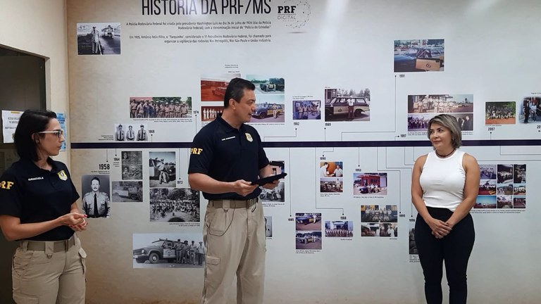 PRF/MS homenageia primeira mulher chefe de delegacia no estado