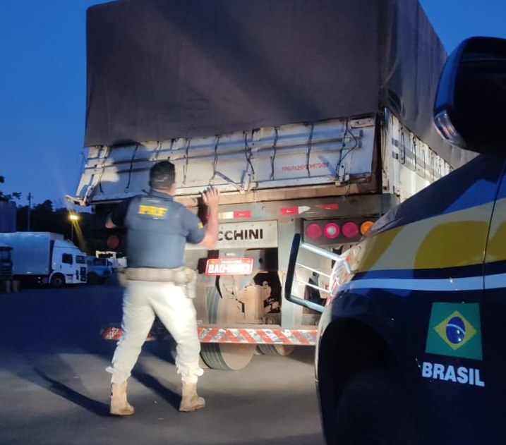 PRF apreende 450 mil maços de cigarros contrabandeados em Itaquiraí (MS)