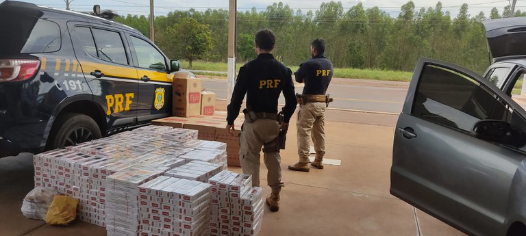 PRF apreende carro lotado cigarros contrabandeados em Três Lagoas (MS)