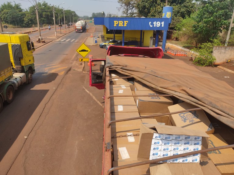 PRF apreende em Rio Brilhante (MS) 200 mil maços de cigarro contrabandeados