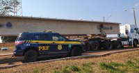 PRF flagra caminhão transportando vigas de concreto com documentação irregular na BR-267
