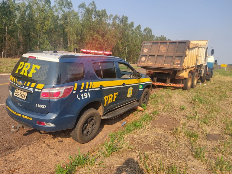 PRF recupera em Água Clara (MS) caminhão furtado em Cassilândia (MS)