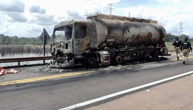 Criminosos incendeiam caminhões na BR-163.jpeg