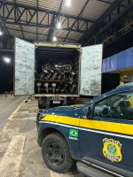 Em Cáceres/MT, PRF recupera moto roubada transportada em carreta de sucata