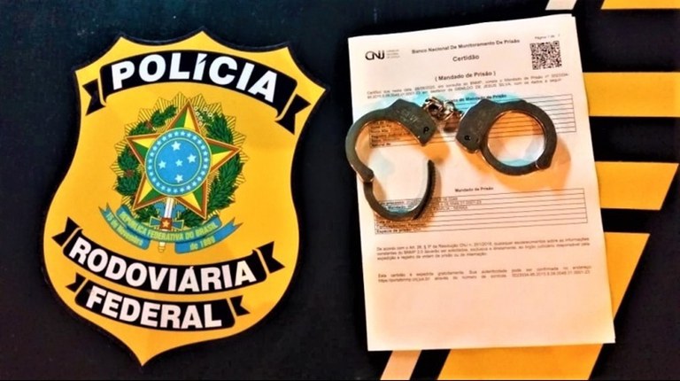 Após realizar abordagem em carro de luxo, PRF encontra homem com mandado de prisão em aberto