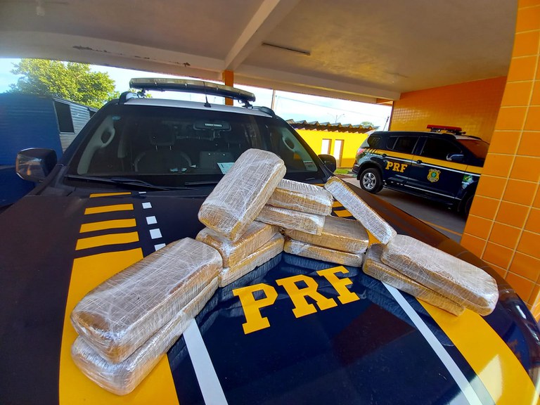 Casal é preso pela PRF transportando 12 kg de cocaína em ônibus interestadual